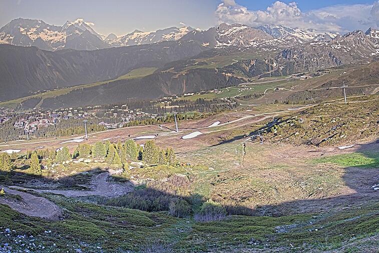 Birds-eye webcam view of conditions on the pistes above Courchevel 1650. The top station of the Ariondaz cable car is visible on the left-hand side of the shot.