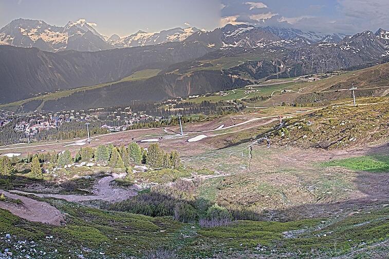 Birds-eye webcam view of conditions on the pistes above Courchevel 1650. The top station of the Ariondaz cable car is visible on the left-hand side of the shot.