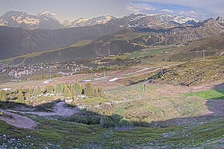 Birds-eye webcam view of conditions on the pistes above Courchevel 1650. The top station of the Ariondaz cable car is visible on the left-hand side of the shot.
