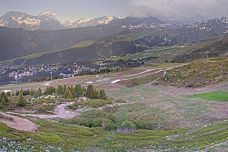 Birds-eye webcam view of conditions on the pistes above Courchevel 1650. The top station of the Ariondaz cable car is visible on the left-hand side of the shot.