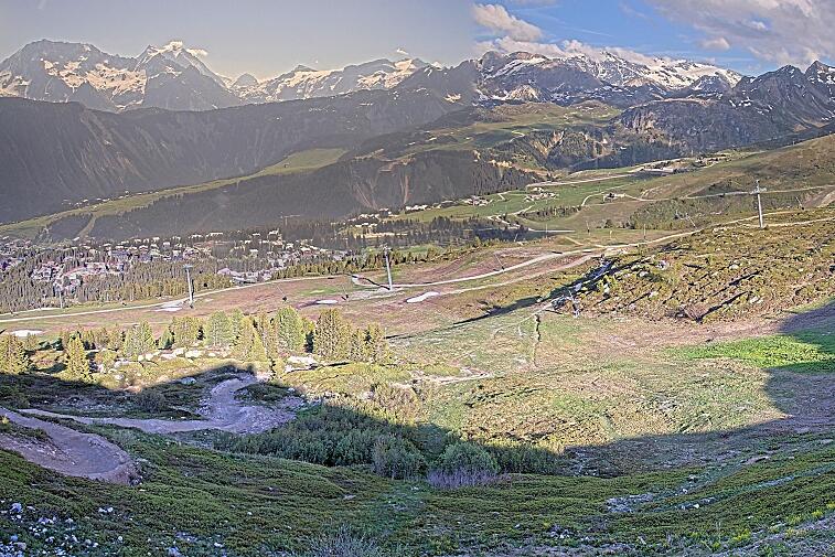 Birds-eye webcam view of conditions on the pistes above Courchevel 1650. The top station of the Ariondaz cable car is visible on the left-hand side of the shot.
