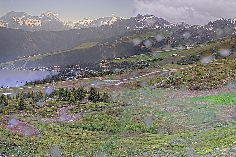 Birds-eye webcam view of conditions on the pistes above Courchevel 1650. The top station of the Ariondaz cable car is visible on the left-hand side of the shot.