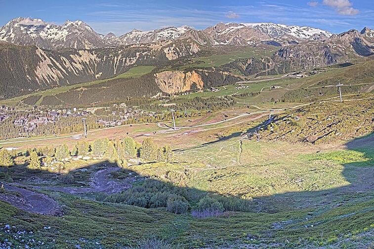 Birds-eye webcam view of conditions on the pistes above Courchevel 1650. The top station of the Ariondaz cable car is visible on the left-hand side of the shot.
