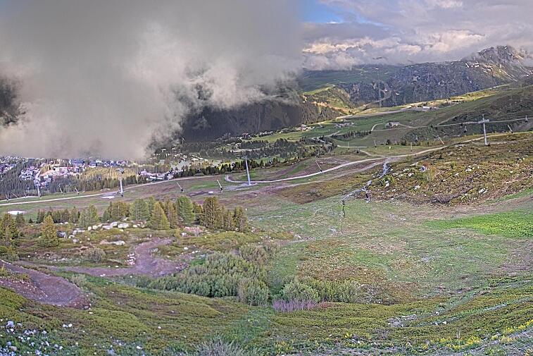 Birds-eye webcam view of conditions on the pistes above Courchevel 1650. The top station of the Ariondaz cable car is visible on the left-hand side of the shot.
