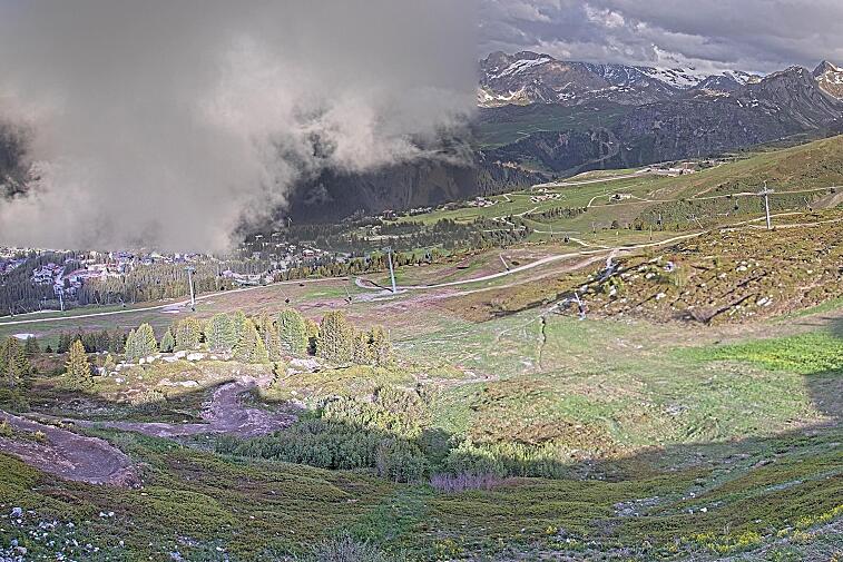 Birds-eye webcam view of conditions on the pistes above Courchevel 1650. The top station of the Ariondaz cable car is visible on the left-hand side of the shot.