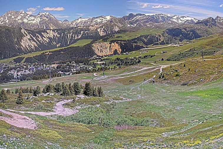 Birds-eye webcam view of conditions on the pistes above Courchevel 1650. The top station of the Ariondaz cable car is visible on the left-hand side of the shot.