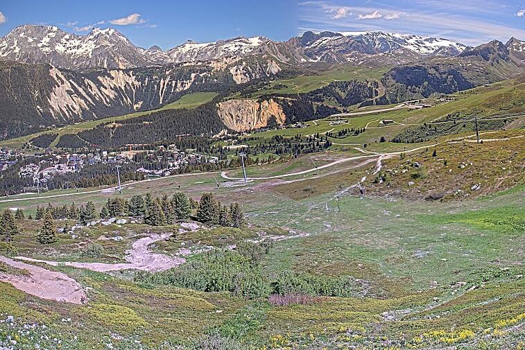 Birds-eye webcam view of conditions on the pistes above Courchevel 1650. The top station of the Ariondaz cable car is visible on the left-hand side of the shot.