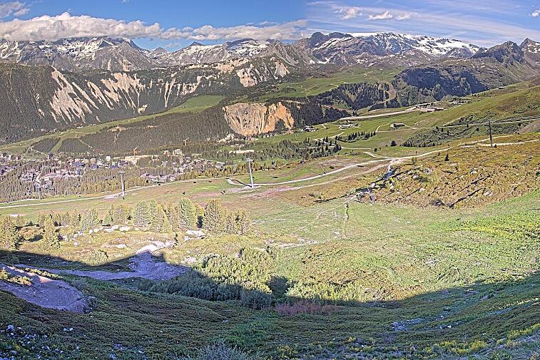 Birds-eye webcam view of conditions on the pistes above Courchevel 1650. The top station of the Ariondaz cable car is visible on the left-hand side of the shot.