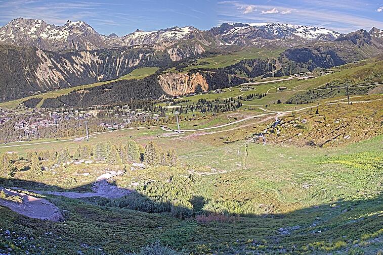 Birds-eye webcam view of conditions on the pistes above Courchevel 1650. The top station of the Ariondaz cable car is visible on the left-hand side of the shot.