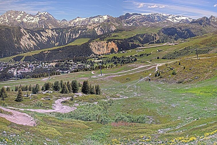 Birds-eye webcam view of conditions on the pistes above Courchevel 1650. The top station of the Ariondaz cable car is visible on the left-hand side of the shot.