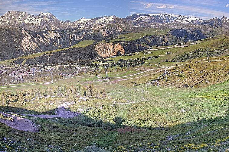 Birds-eye webcam view of conditions on the pistes above Courchevel 1650. The top station of the Ariondaz cable car is visible on the left-hand side of the shot.
