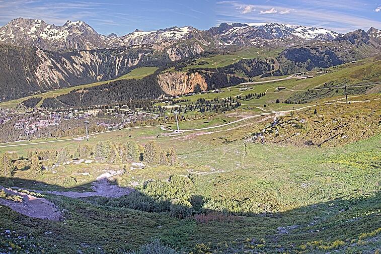Birds-eye webcam view of conditions on the pistes above Courchevel 1650. The top station of the Ariondaz cable car is visible on the left-hand side of the shot.