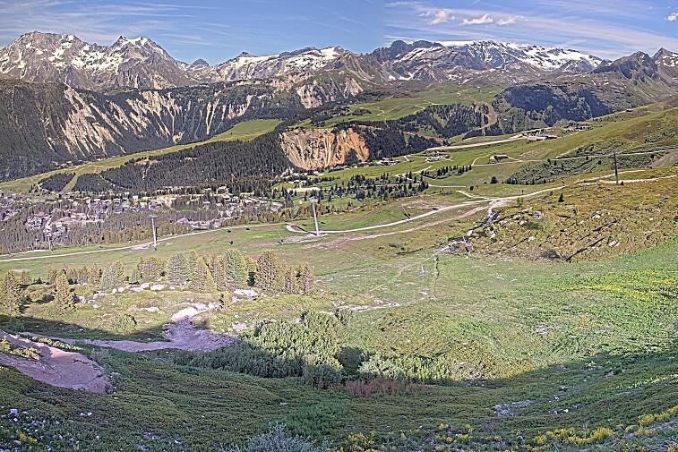 Birds-eye webcam view of conditions on the pistes above Courchevel 1650. The top station of the Ariondaz cable car is visible on the left-hand side of the shot.