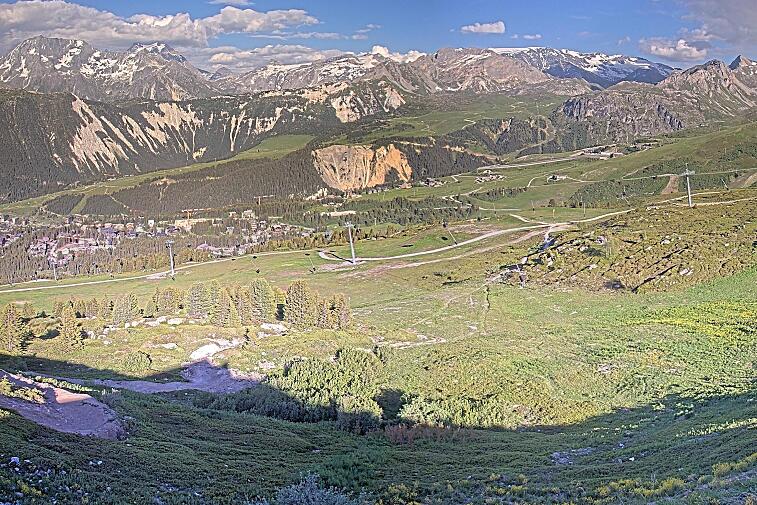 Birds-eye webcam view of conditions on the pistes above Courchevel 1650. The top station of the Ariondaz cable car is visible on the left-hand side of the shot.