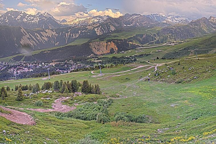 Birds-eye webcam view of conditions on the pistes above Courchevel 1650. The top station of the Ariondaz cable car is visible on the left-hand side of the shot.