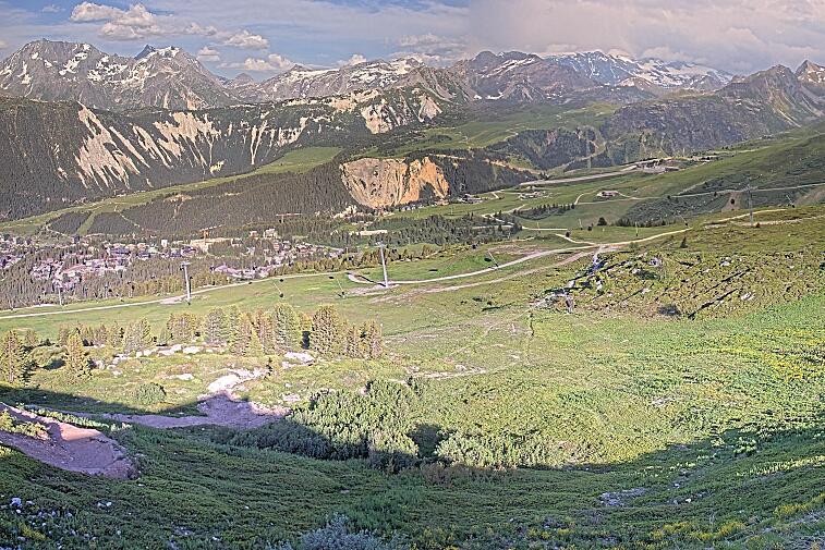 Birds-eye webcam view of conditions on the pistes above Courchevel 1650. The top station of the Ariondaz cable car is visible on the left-hand side of the shot.