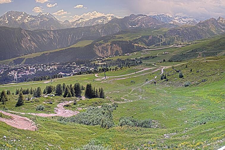 Birds-eye webcam view of conditions on the pistes above Courchevel 1650. The top station of the Ariondaz cable car is visible on the left-hand side of the shot.