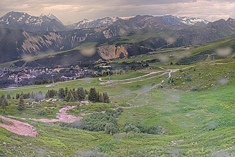 Birds-eye webcam view of conditions on the pistes above Courchevel 1650. The top station of the Ariondaz cable car is visible on the left-hand side of the shot.