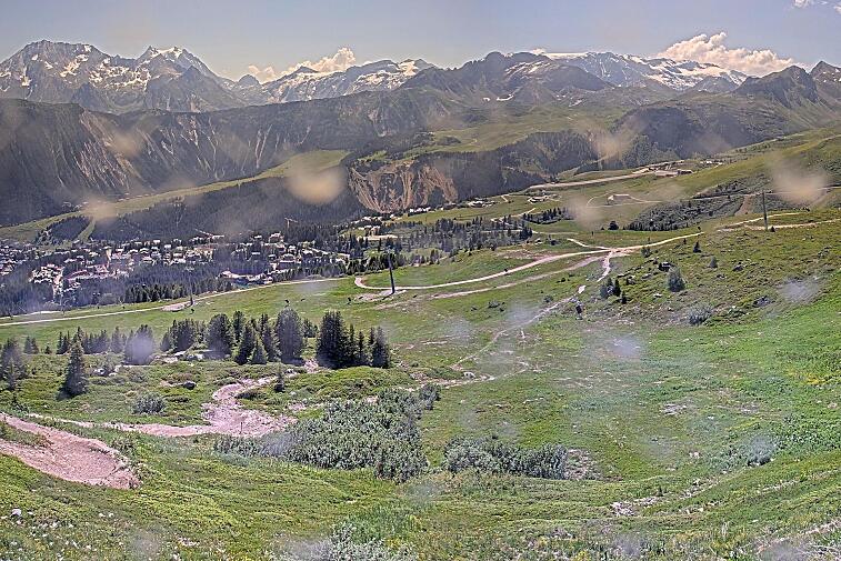 Birds-eye webcam view of conditions on the pistes above Courchevel 1650. The top station of the Ariondaz cable car is visible on the left-hand side of the shot.