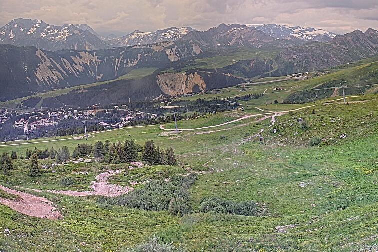Birds-eye webcam view of conditions on the pistes above Courchevel 1650. The top station of the Ariondaz cable car is visible on the left-hand side of the shot.