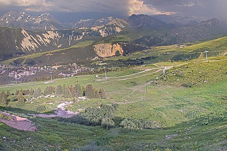 Birds-eye webcam view of conditions on the pistes above Courchevel 1650. The top station of the Ariondaz cable car is visible on the left-hand side of the shot.