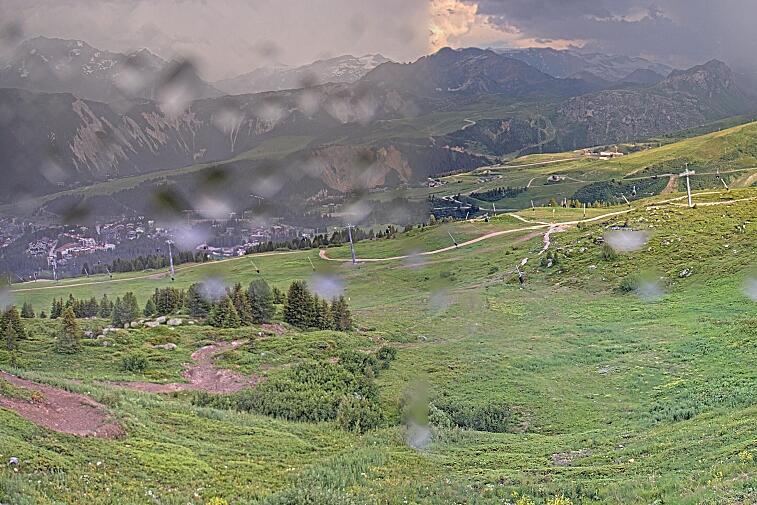 Birds-eye webcam view of conditions on the pistes above Courchevel 1650. The top station of the Ariondaz cable car is visible on the left-hand side of the shot.