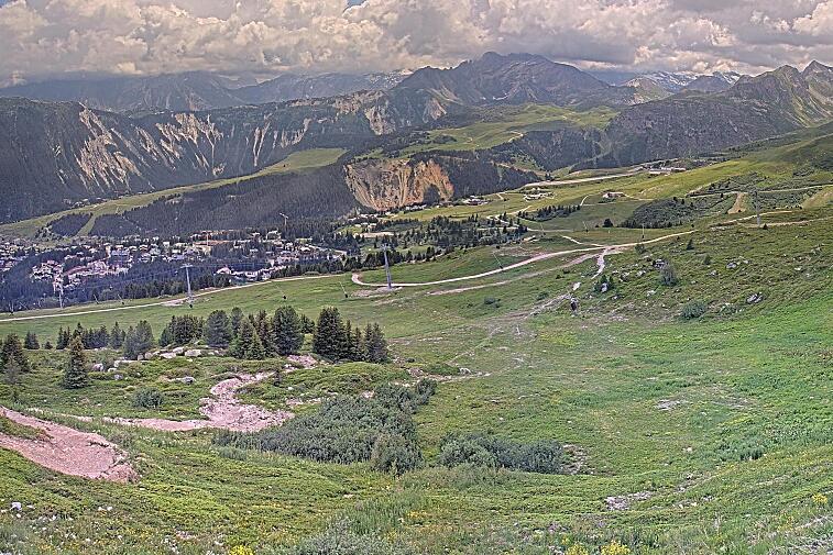 Birds-eye webcam view of conditions on the pistes above Courchevel 1650. The top station of the Ariondaz cable car is visible on the left-hand side of the shot.