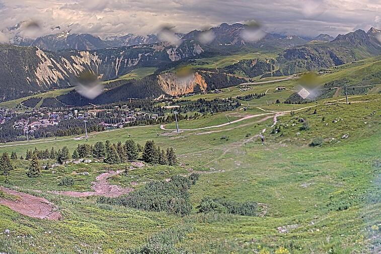 Birds-eye webcam view of conditions on the pistes above Courchevel 1650. The top station of the Ariondaz cable car is visible on the left-hand side of the shot.