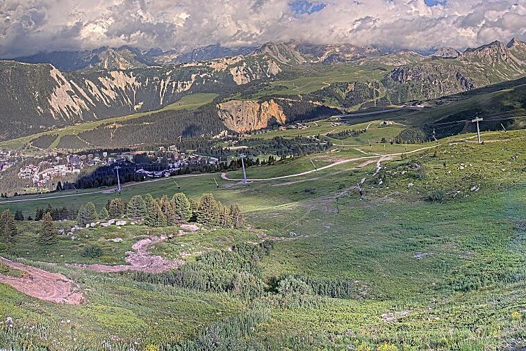 Birds-eye webcam view of conditions on the pistes above Courchevel 1650. The top station of the Ariondaz cable car is visible on the left-hand side of the shot.