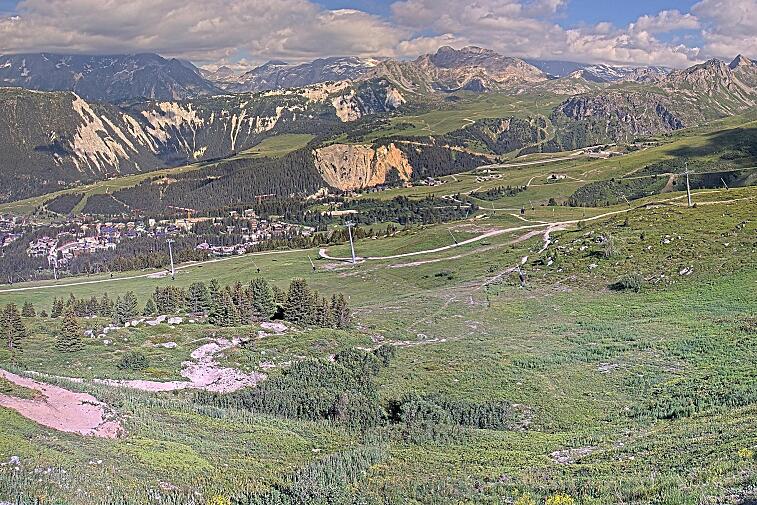 Birds-eye webcam view of conditions on the pistes above Courchevel 1650. The top station of the Ariondaz cable car is visible on the left-hand side of the shot.