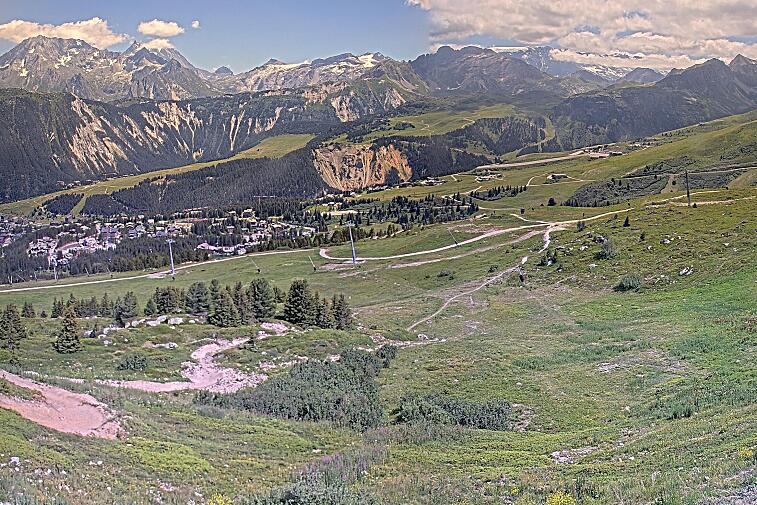 Birds-eye webcam view of conditions on the pistes above Courchevel 1650. The top station of the Ariondaz cable car is visible on the left-hand side of the shot.