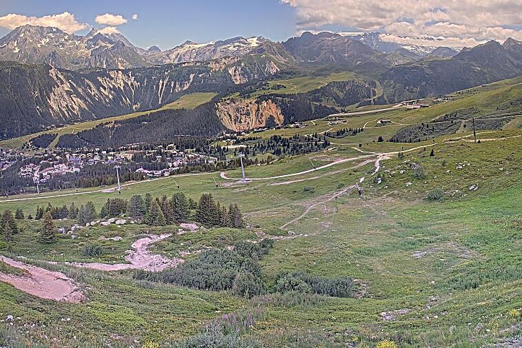 Birds-eye webcam view of conditions on the pistes above Courchevel 1650. The top station of the Ariondaz cable car is visible on the left-hand side of the shot.