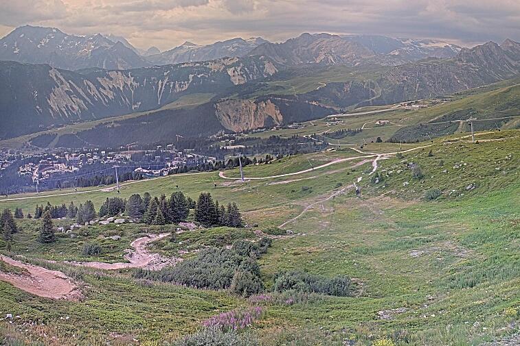 Birds-eye webcam view of conditions on the pistes above Courchevel 1650. The top station of the Ariondaz cable car is visible on the left-hand side of the shot.