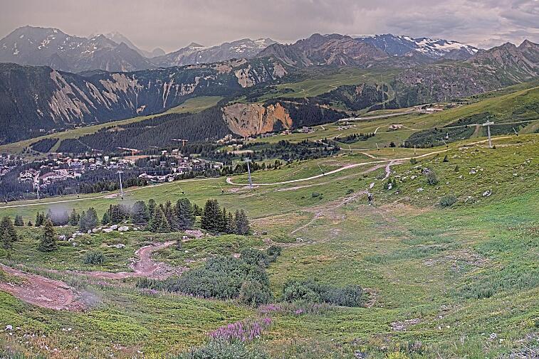 Birds-eye webcam view of conditions on the pistes above Courchevel 1650. The top station of the Ariondaz cable car is visible on the left-hand side of the shot.
