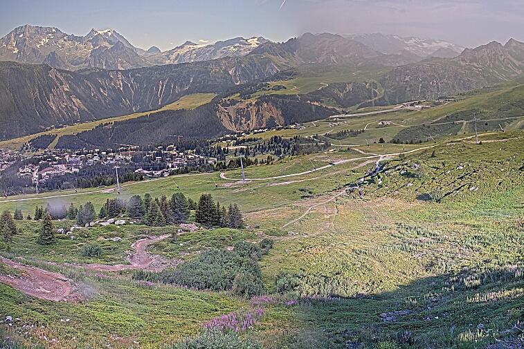 Birds-eye webcam view of conditions on the pistes above Courchevel 1650. The top station of the Ariondaz cable car is visible on the left-hand side of the shot.