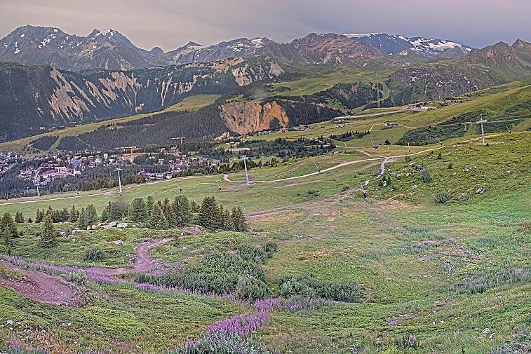 Birds-eye webcam view of conditions on the pistes above Courchevel 1650. The top station of the Ariondaz cable car is visible on the left-hand side of the shot.
