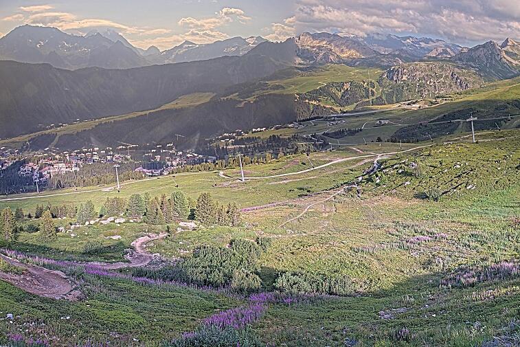 Birds-eye webcam view of conditions on the pistes above Courchevel 1650. The top station of the Ariondaz cable car is visible on the left-hand side of the shot.