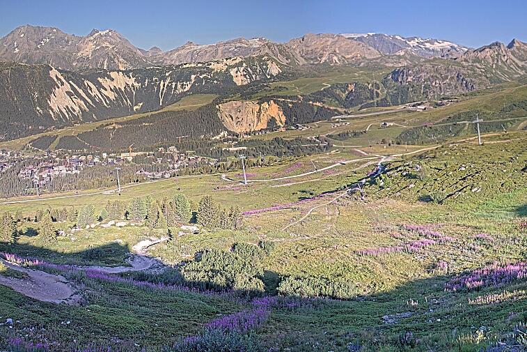 Birds-eye webcam view of conditions on the pistes above Courchevel 1650. The top station of the Ariondaz cable car is visible on the left-hand side of the shot.