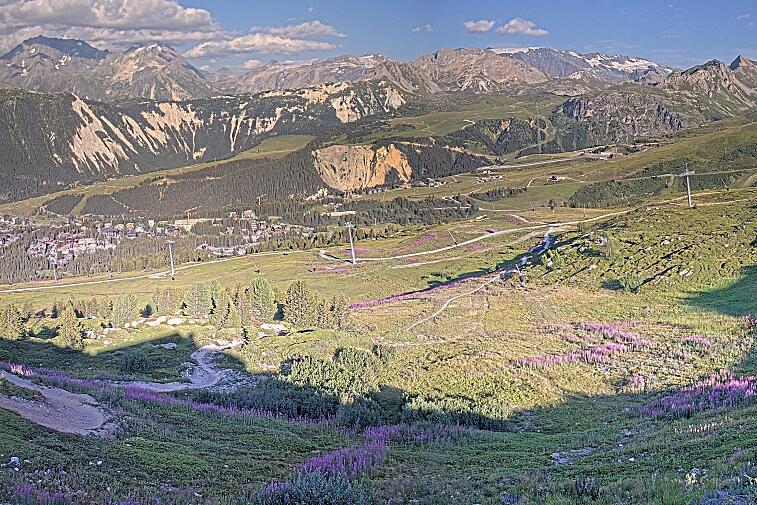 Birds-eye webcam view of conditions on the pistes above Courchevel 1650. The top station of the Ariondaz cable car is visible on the left-hand side of the shot.