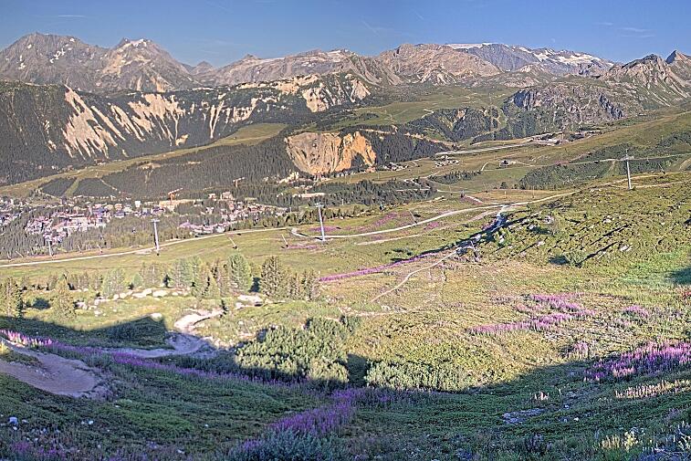 Birds-eye webcam view of conditions on the pistes above Courchevel 1650. The top station of the Ariondaz cable car is visible on the left-hand side of the shot.