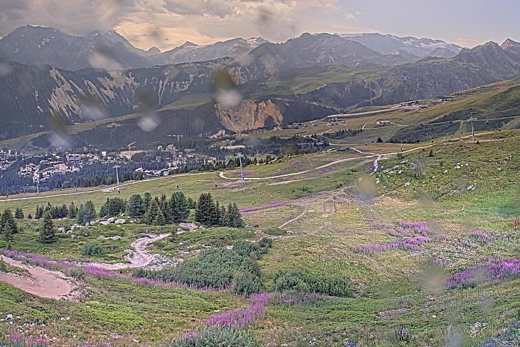 Birds-eye webcam view of conditions on the pistes above Courchevel 1650. The top station of the Ariondaz cable car is visible on the left-hand side of the shot.