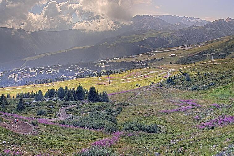 Birds-eye webcam view of conditions on the pistes above Courchevel 1650. The top station of the Ariondaz cable car is visible on the left-hand side of the shot.