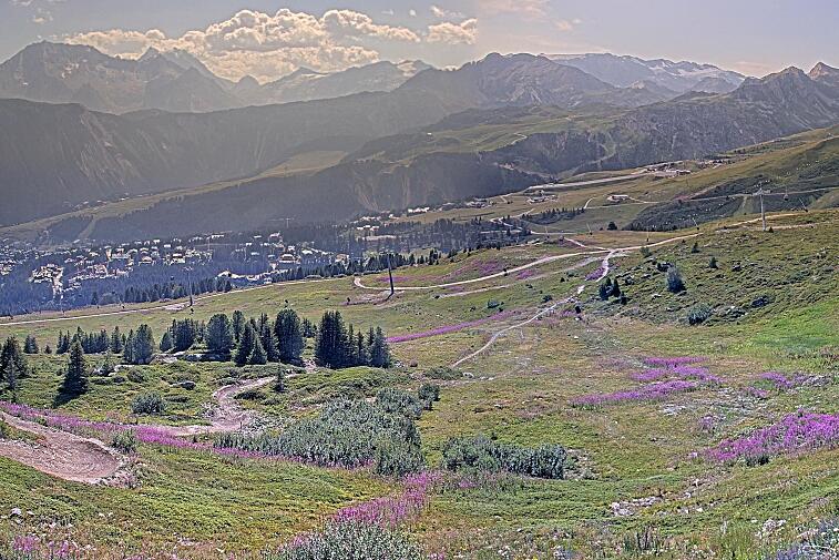 Birds-eye webcam view of conditions on the pistes above Courchevel 1650. The top station of the Ariondaz cable car is visible on the left-hand side of the shot.