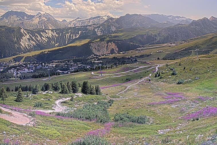 Birds-eye webcam view of conditions on the pistes above Courchevel 1650. The top station of the Ariondaz cable car is visible on the left-hand side of the shot.