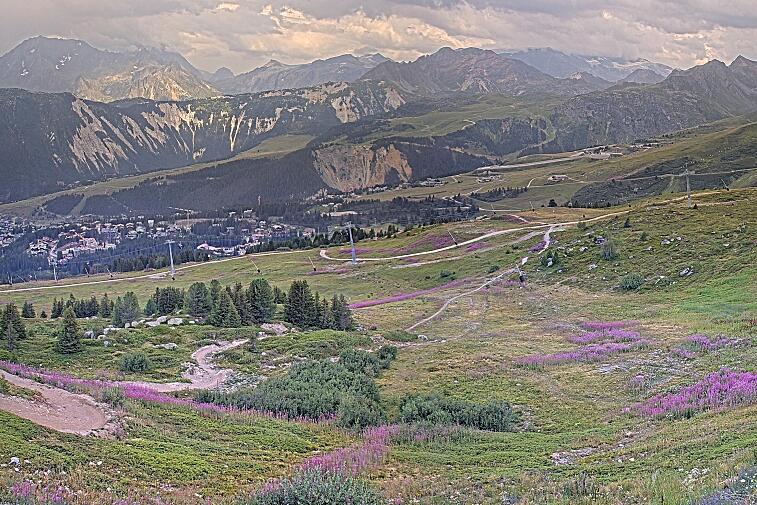 Birds-eye webcam view of conditions on the pistes above Courchevel 1650. The top station of the Ariondaz cable car is visible on the left-hand side of the shot.