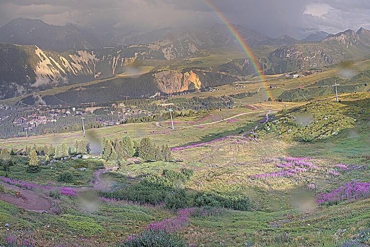 Birds-eye webcam view of conditions on the pistes above Courchevel 1650. The top station of the Ariondaz cable car is visible on the left-hand side of the shot.