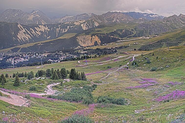 Birds-eye webcam view of conditions on the pistes above Courchevel 1650. The top station of the Ariondaz cable car is visible on the left-hand side of the shot.