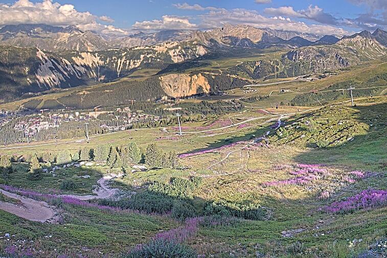Birds-eye webcam view of conditions on the pistes above Courchevel 1650. The top station of the Ariondaz cable car is visible on the left-hand side of the shot.