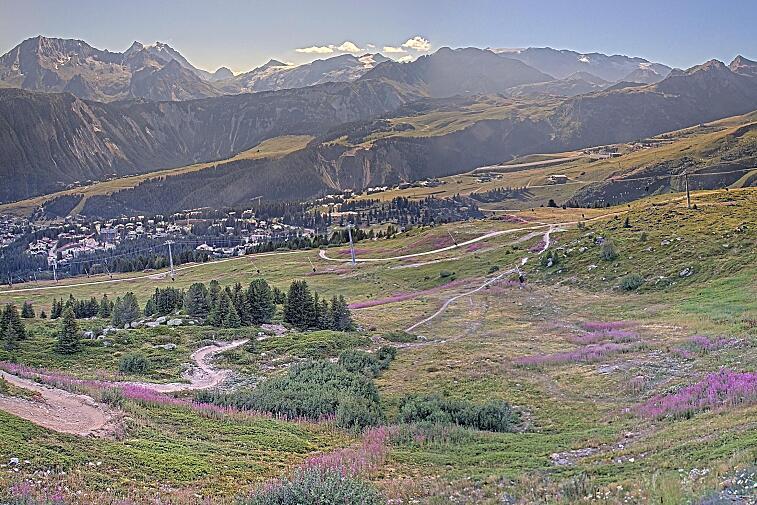 Birds-eye webcam view of conditions on the pistes above Courchevel 1650. The top station of the Ariondaz cable car is visible on the left-hand side of the shot.