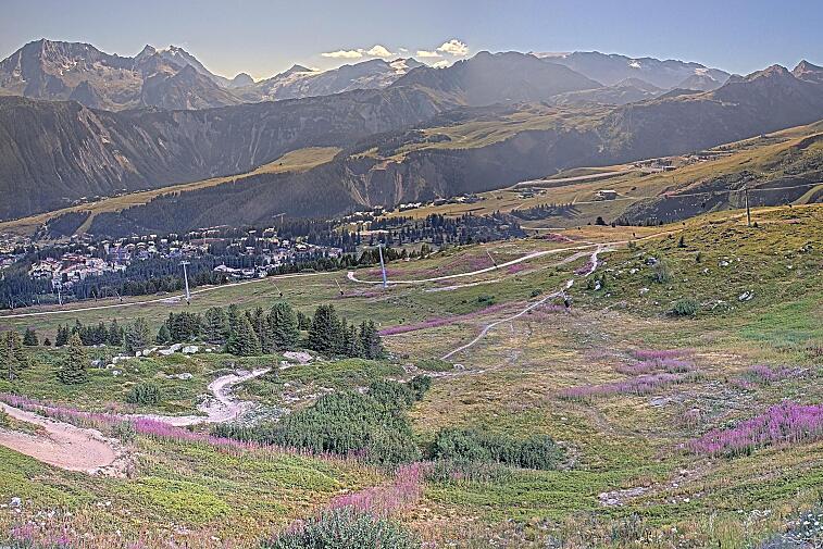 Birds-eye webcam view of conditions on the pistes above Courchevel 1650. The top station of the Ariondaz cable car is visible on the left-hand side of the shot.